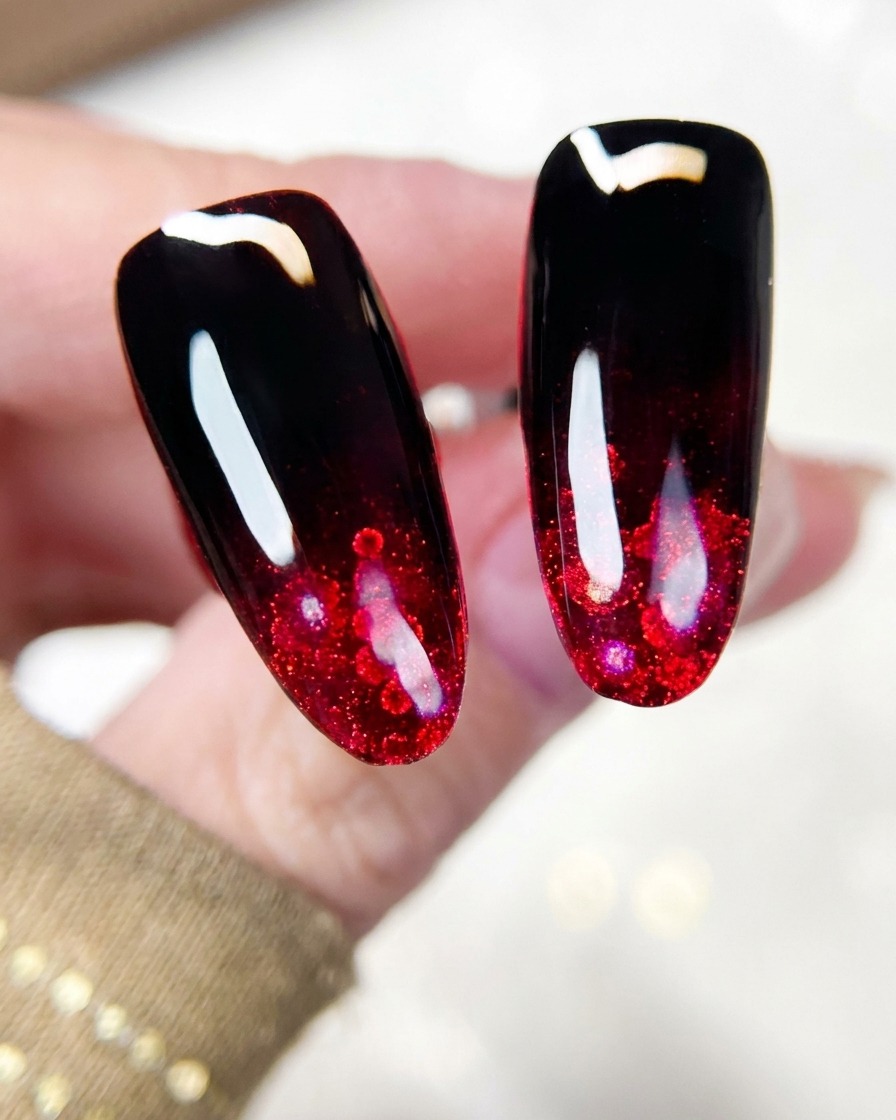 Un pincel de nail art levantando fragmentos de purpurina holográfica roja de un tarro.