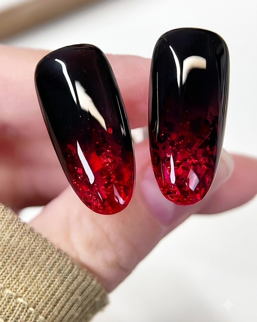 Un pulidor de uñas alisando la superficie de una uña brillante con purpurina encapsulada.