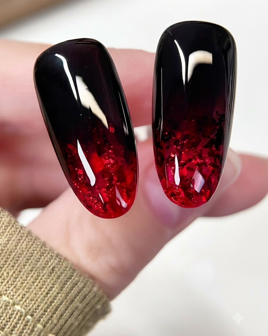 Un pequeño pincel de uñas aplicando gel negro en la porción superior de una uña almendrada con un movimiento de golpecitos.