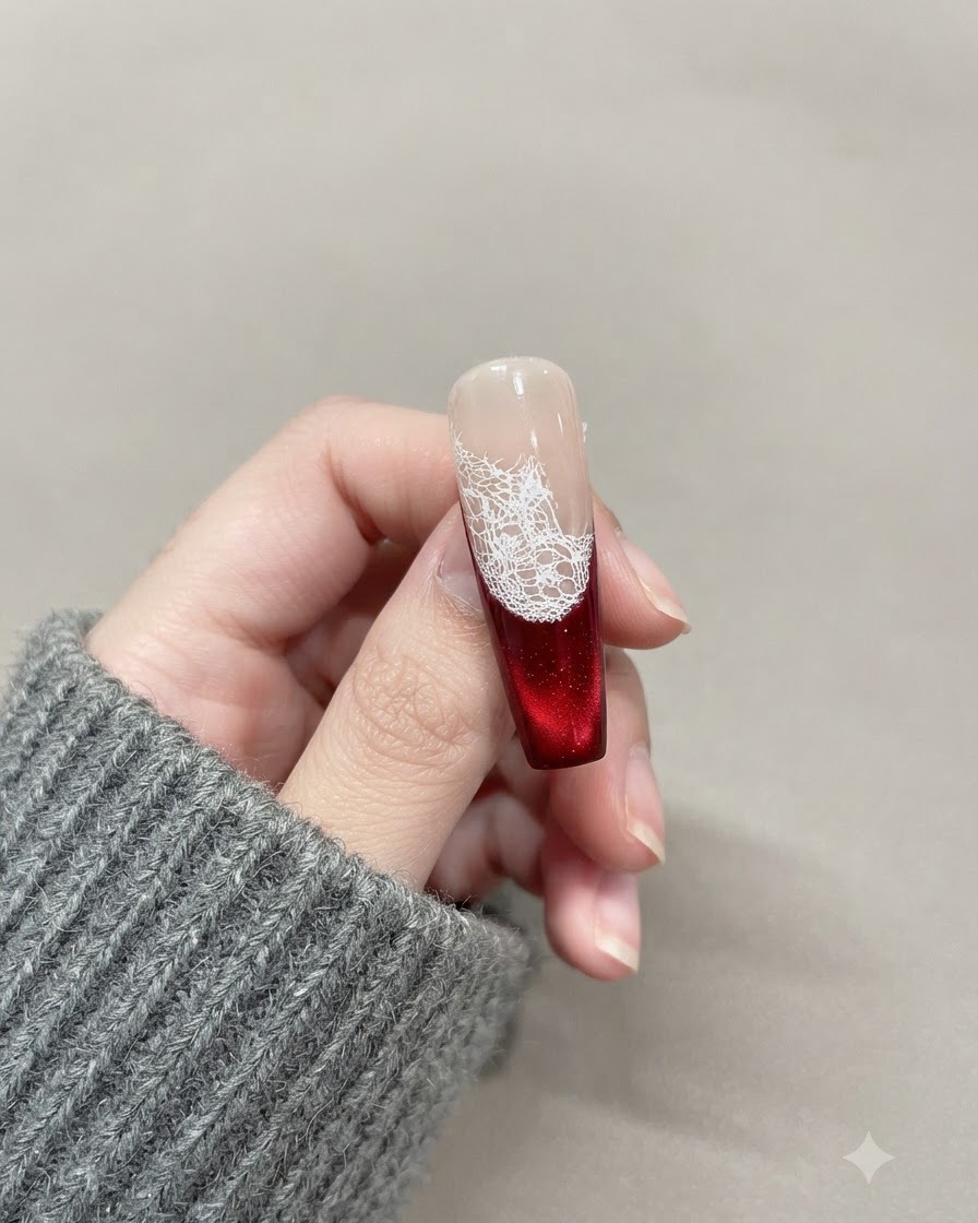 Una varita magnética sostenida cerca de la superficie del gel ojo de gato rojo para tirar de las partículas de brillo hacia arriba.