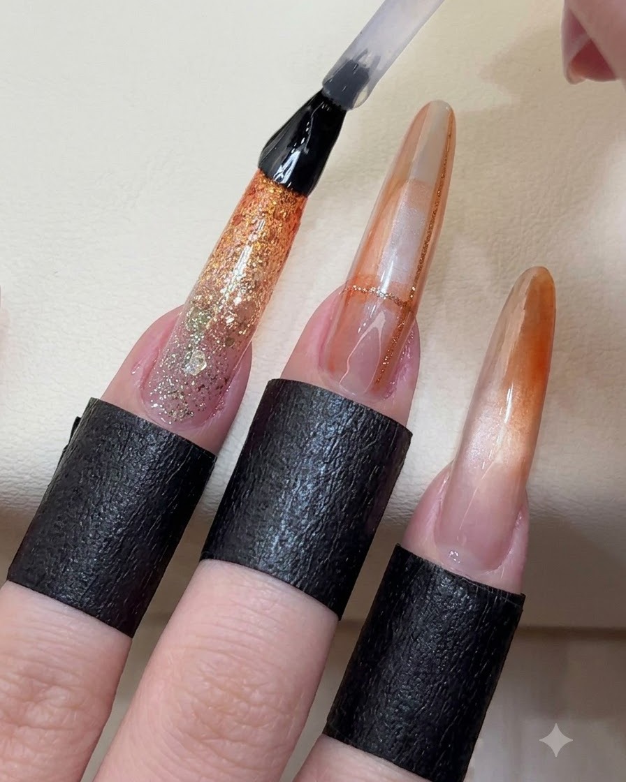 Un pincel de capa superior aplicando una capa de sellado brillante sobre las extensiones de arte de uñas terminadas.
