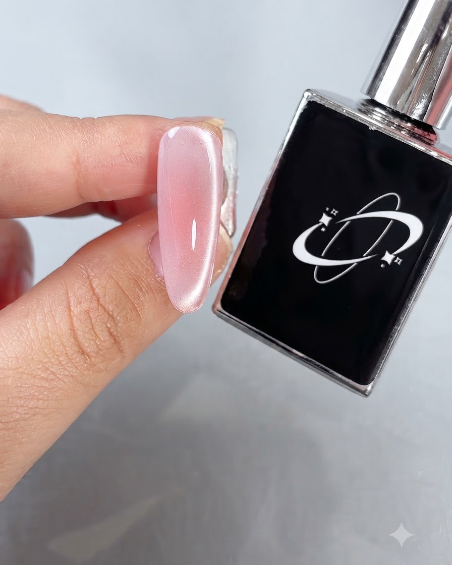 Una uña con un acabado brillante curado sostenida cerca de un frasco de esmalte de gel negro bajo iluminación de estudio.