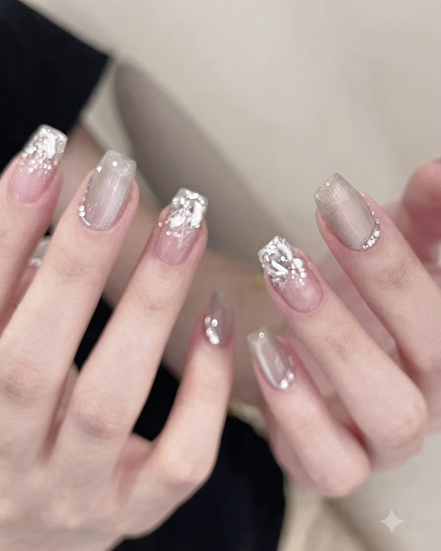 Una mano colocada dentro de una lámpara de uñas UV profesional, curando la pedrería y el adhesivo en las uñas.