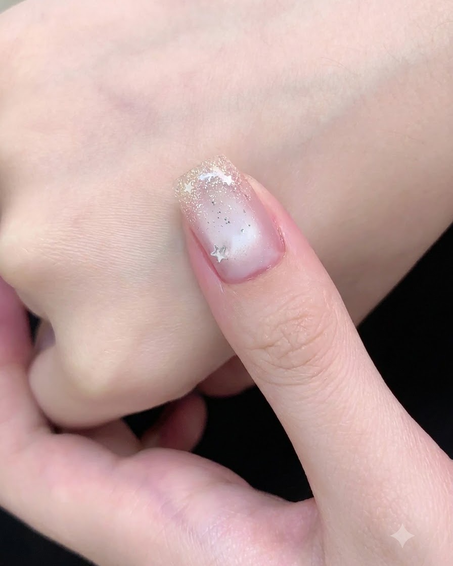 Una mano descansando dentro de una lámpara de uñas UV rosa curando el esmalte de gel ojo de gato.