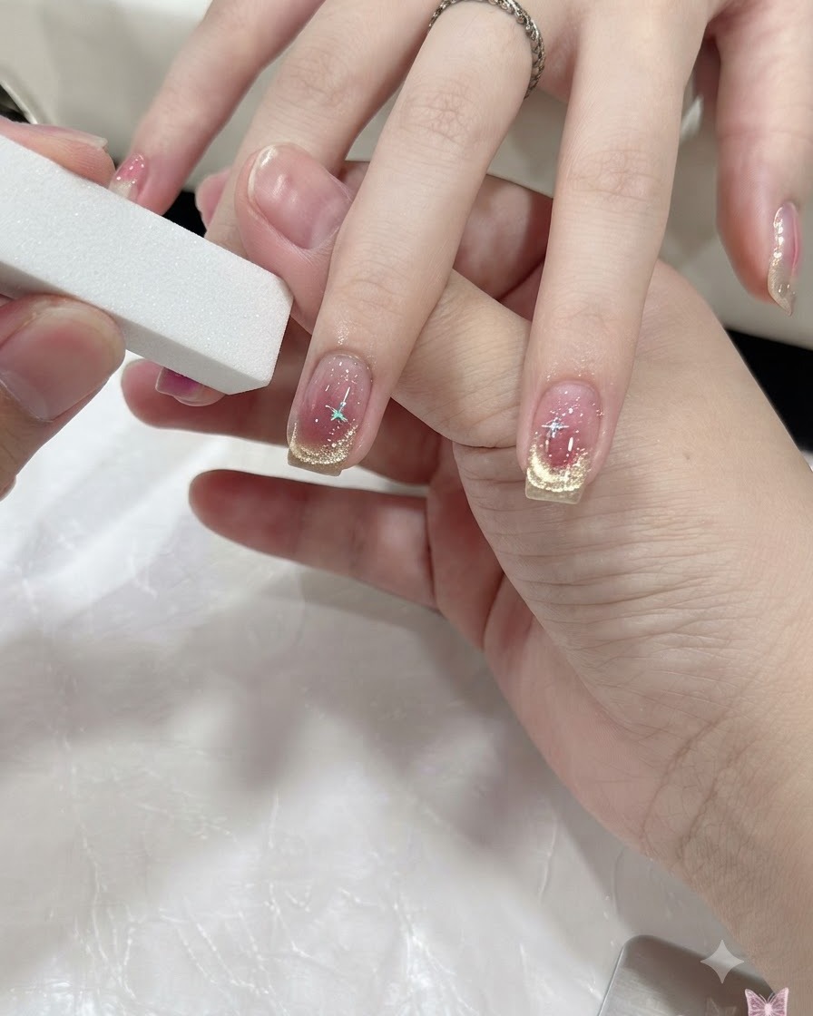 Una mano curando las uñas bajo una lámpara UV LED mini compacta.