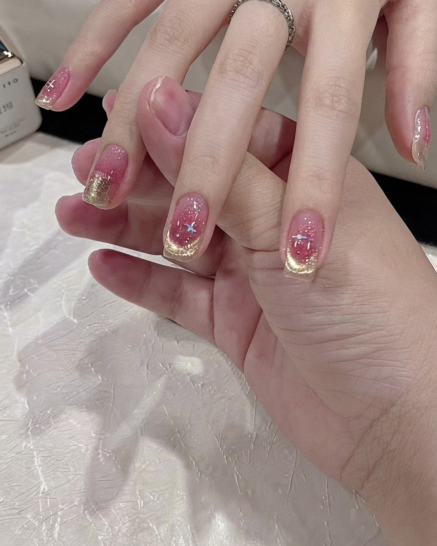 Un pincel de limpieza fino perfeccionando la forma de una punta francesa de gel cat-eye dorado.