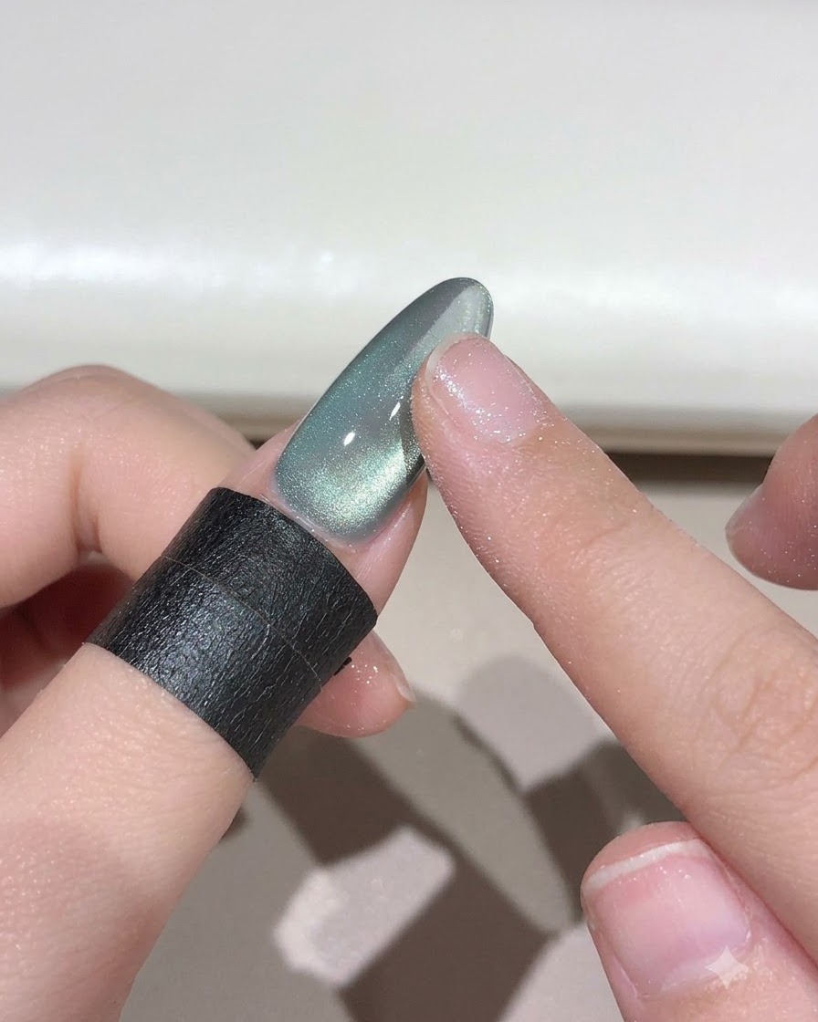 Un dedo frotando polvo mágico del cielo al reino sobre una uña para crear un efecto degradado.
