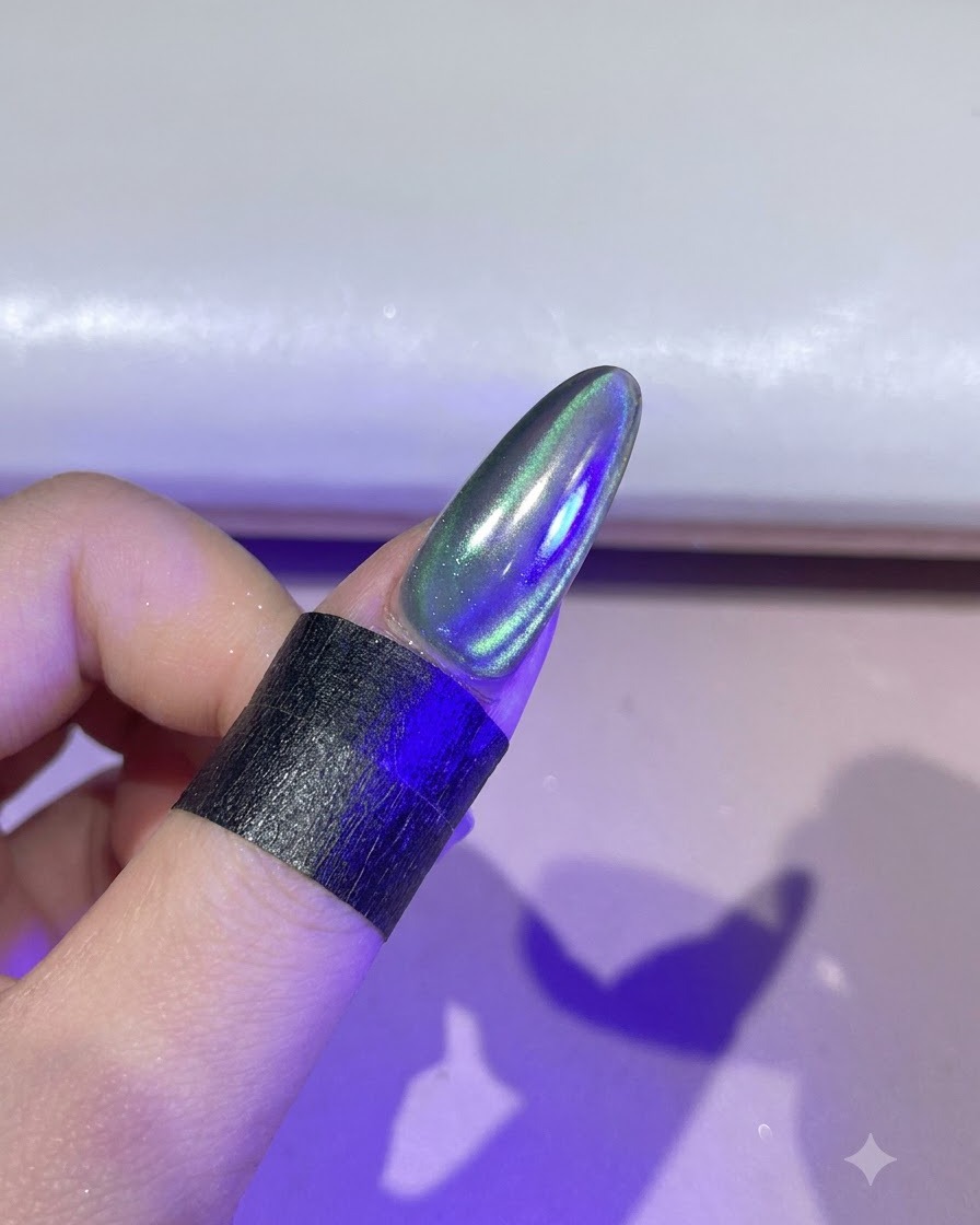 Una uña iluminada bajo una lámpara de curado UV/LED morada.