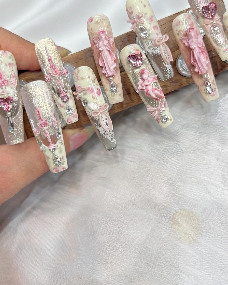 Pincel profesional de uñas aplicando un gel base suave transparente sobre la superficie de la uña natural.