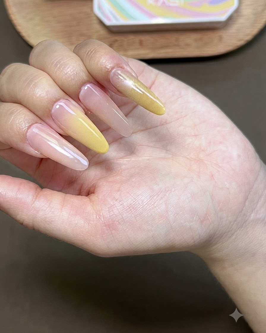 Una mano con esmalte de gel ojo de gato curándose bajo una lámpara de uñas UV.