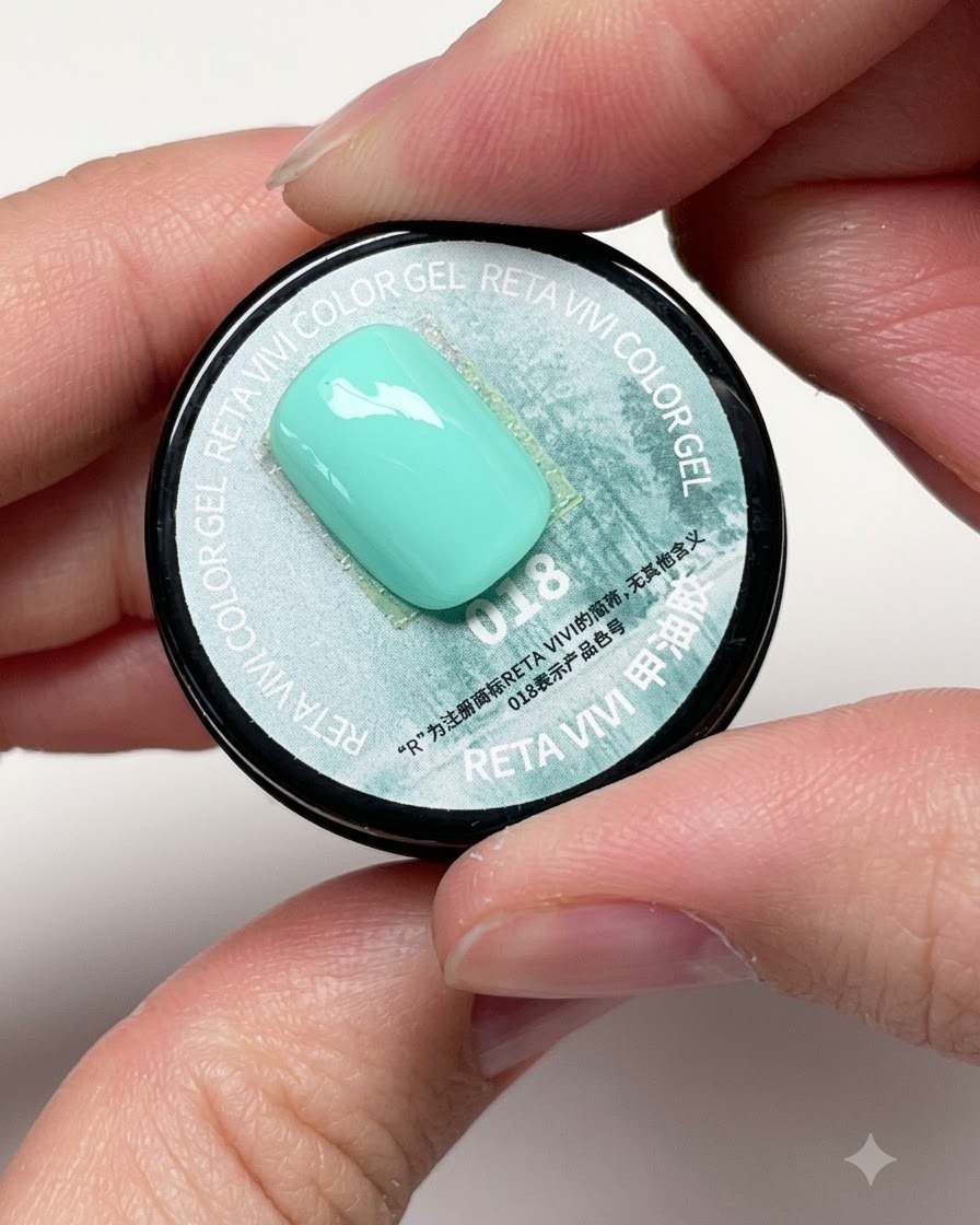 Un pincel plano sumergiéndose en un tarro de gel de color verde menta vibrante etiquetado con el número 018.