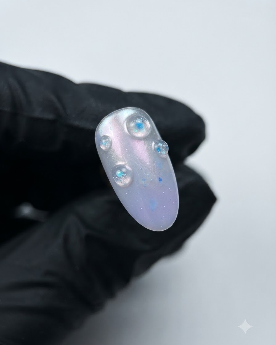 Una uña completa que presenta burbujas de gel estructural de cristal morado 3D elevadas sobre una base aurora.
