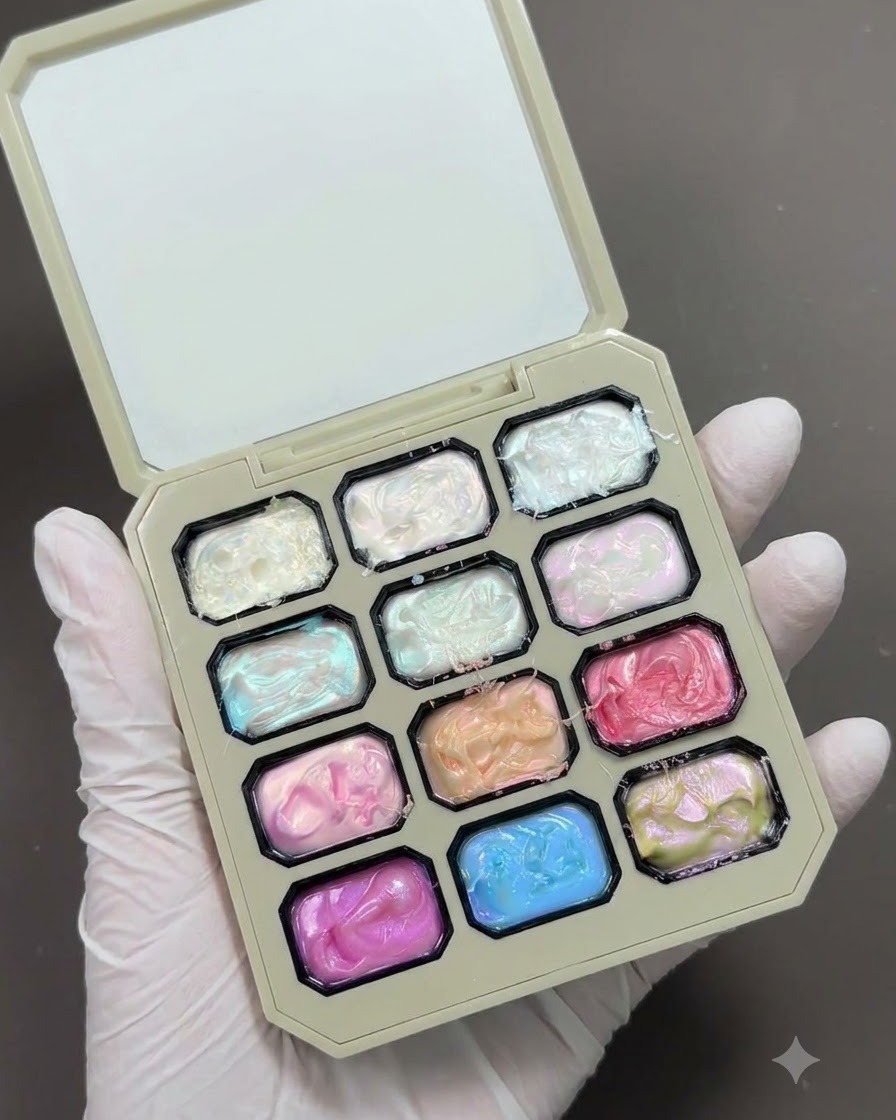 Una paleta de arte de uñas que muestra varios tarros de gel con textura de alto brillo de colores.