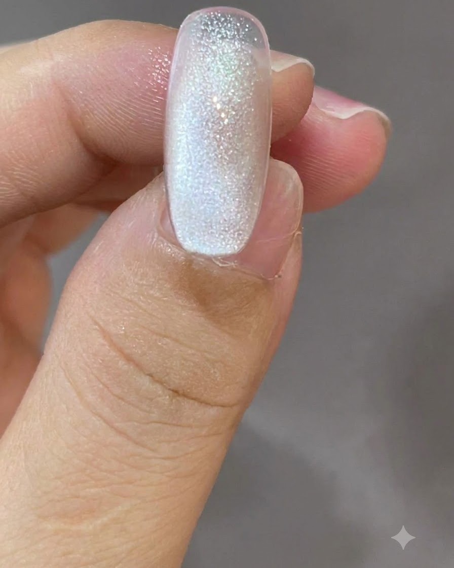 Una uña cat-eye que muestra un brillo en degradado suave que se desvanece de arriba a abajo.