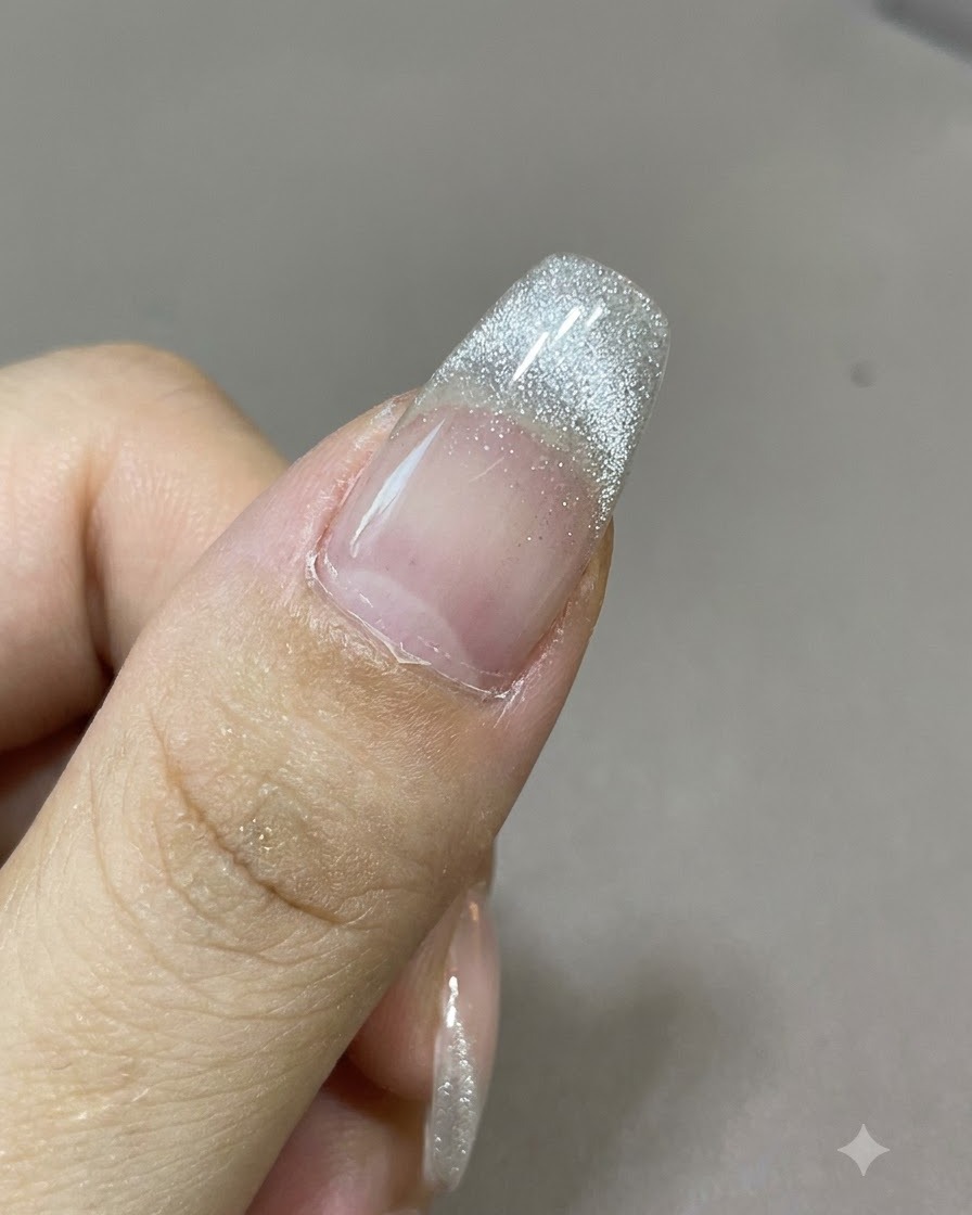 Imanes colocados simétricamente en lados opuestos de una uña para crear un patrón de lazo de mariposa en el esmalte cat-eye.
