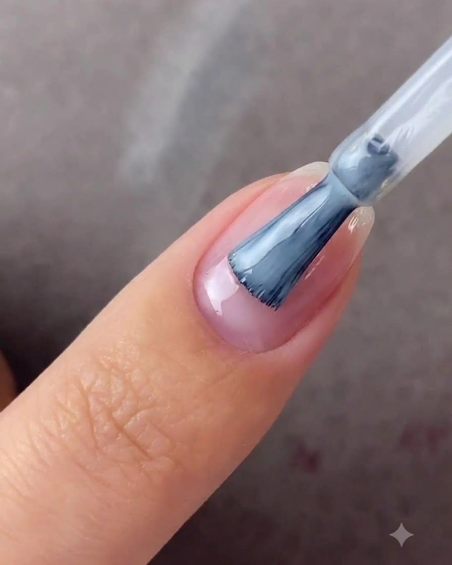 Un dedo colocado bajo una lámpara de curado UV o LED de color azul.