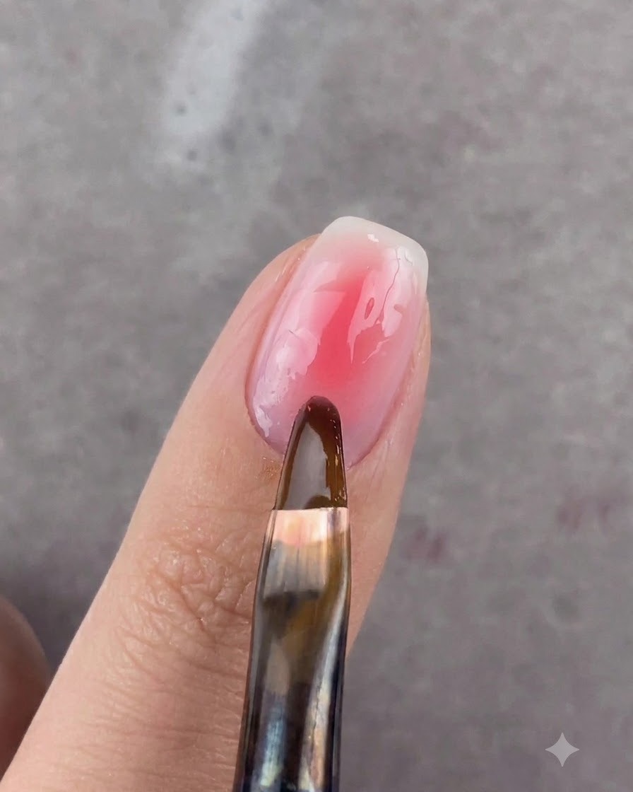 Un dedo colocado dentro de una lámpara de curado de uñas UV o LED azul.