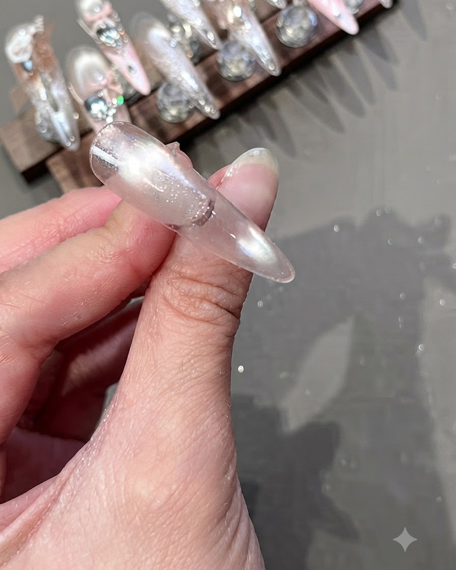 Una toallita de limpieza utilizada para limpiar la superficie de una uña curada en un soporte de exhibición.