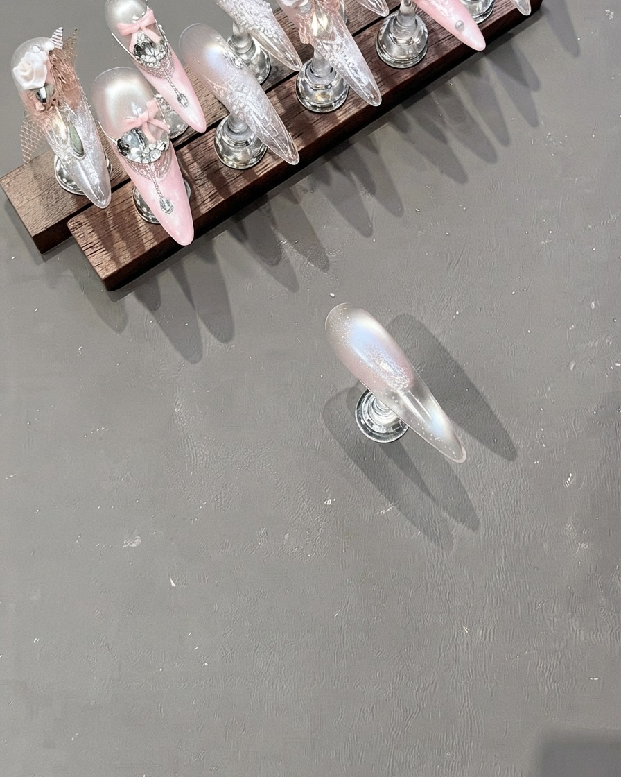Un sello de gelatina transparente recogiendo un patrón blanco detallado de una placa de metal grabada.