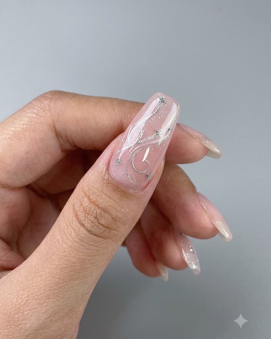 Una uña de gel ojo de gato terminada que muestra un efecto de gota de vidrio central brillante con detalles de arte en estrella.