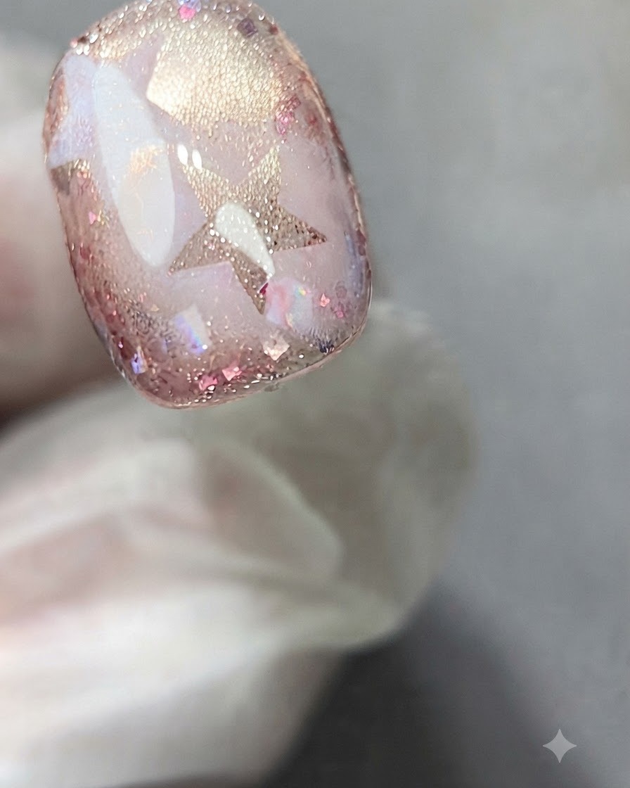 Una esponja aplicando suavemente gel blanco mediante toques sobre una pegatina de estrella en una uña decorada.