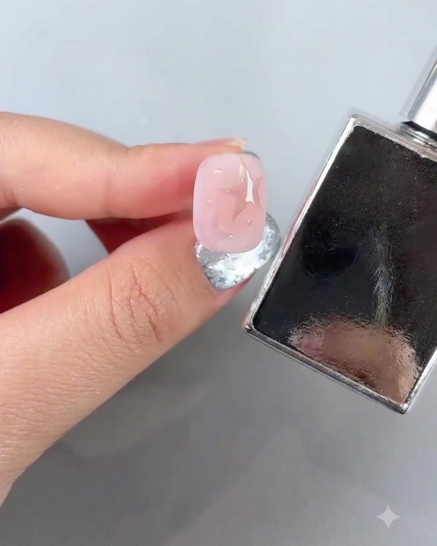 Una uña manicurada colocada cerca de una lámpara de curado durante 45 segundos.
