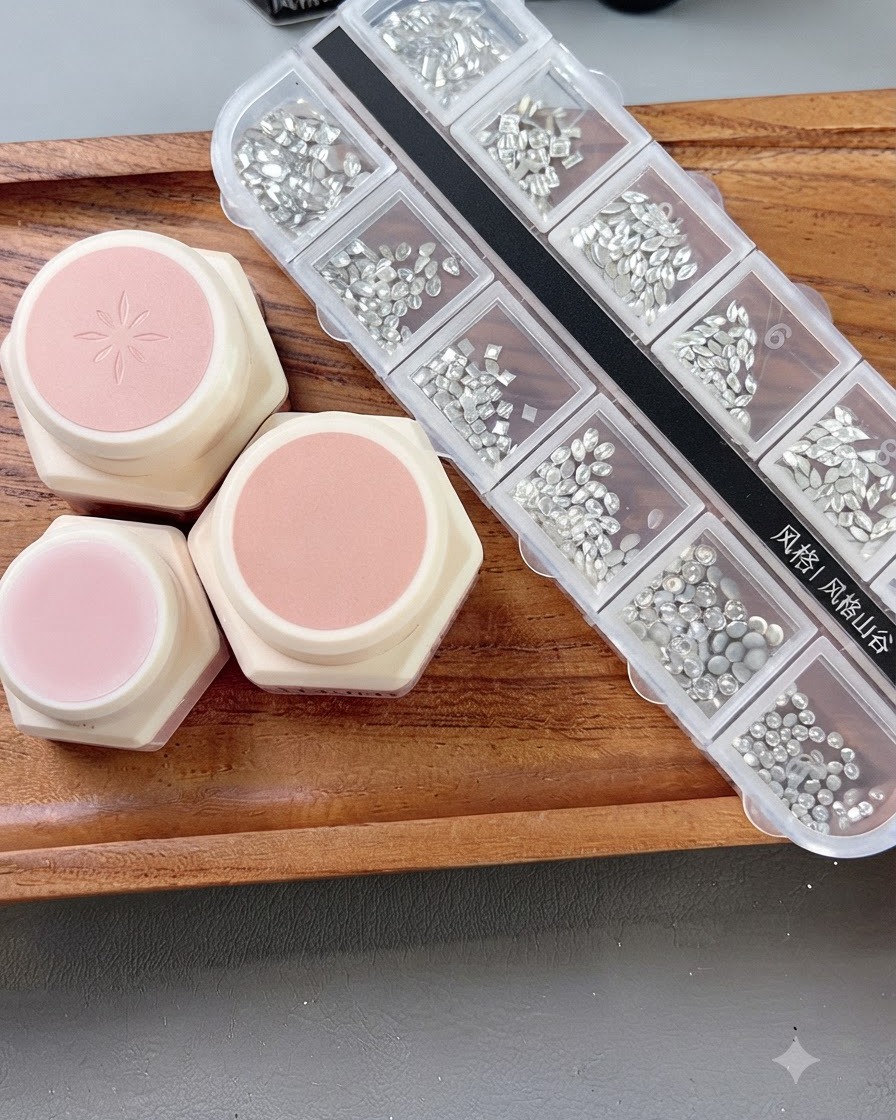 Un pincel de uñas aplicando una suave capa de gel rosa nude sobre una placa de uña preparada.