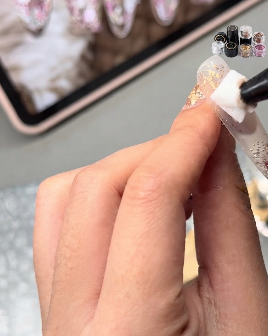 Una esponja o aplicador dando toques con gel base nude sobre la superficie de la uña.