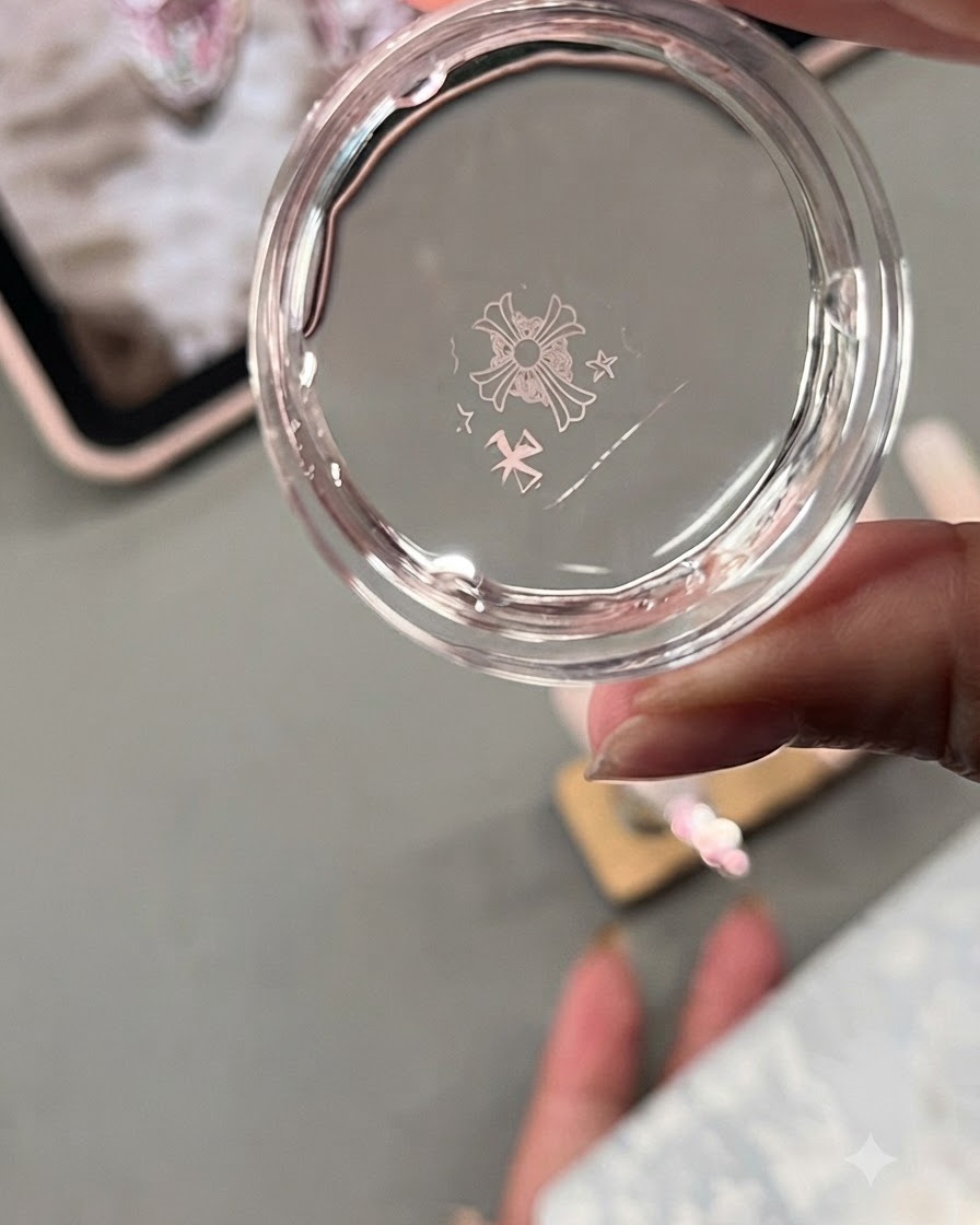 Una cabeza de sello de gelatina transparente que muestra un diseño transferido de una placa metálica con cruces y estrellas al estilo Chrome Hearts.