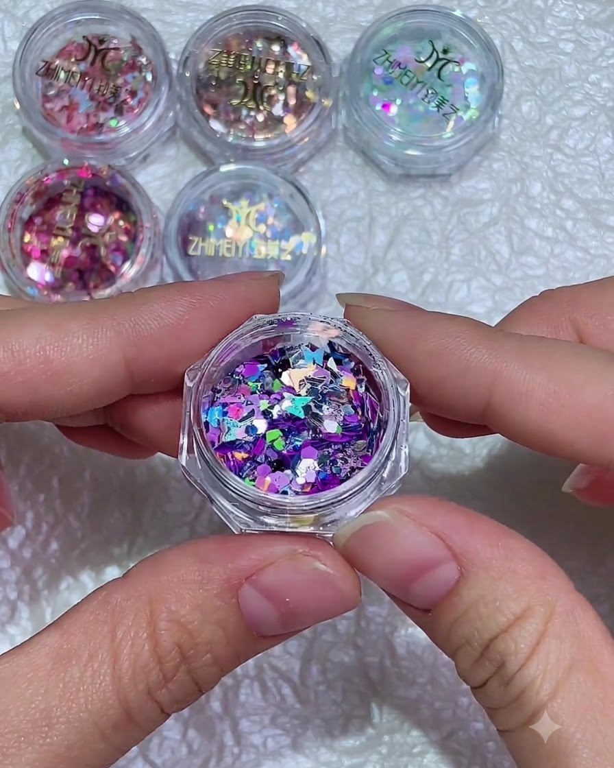 Un primer plano de un pincel de uñas aplicando una capa transparente de gel fortalecedor sobre una uña natural.
