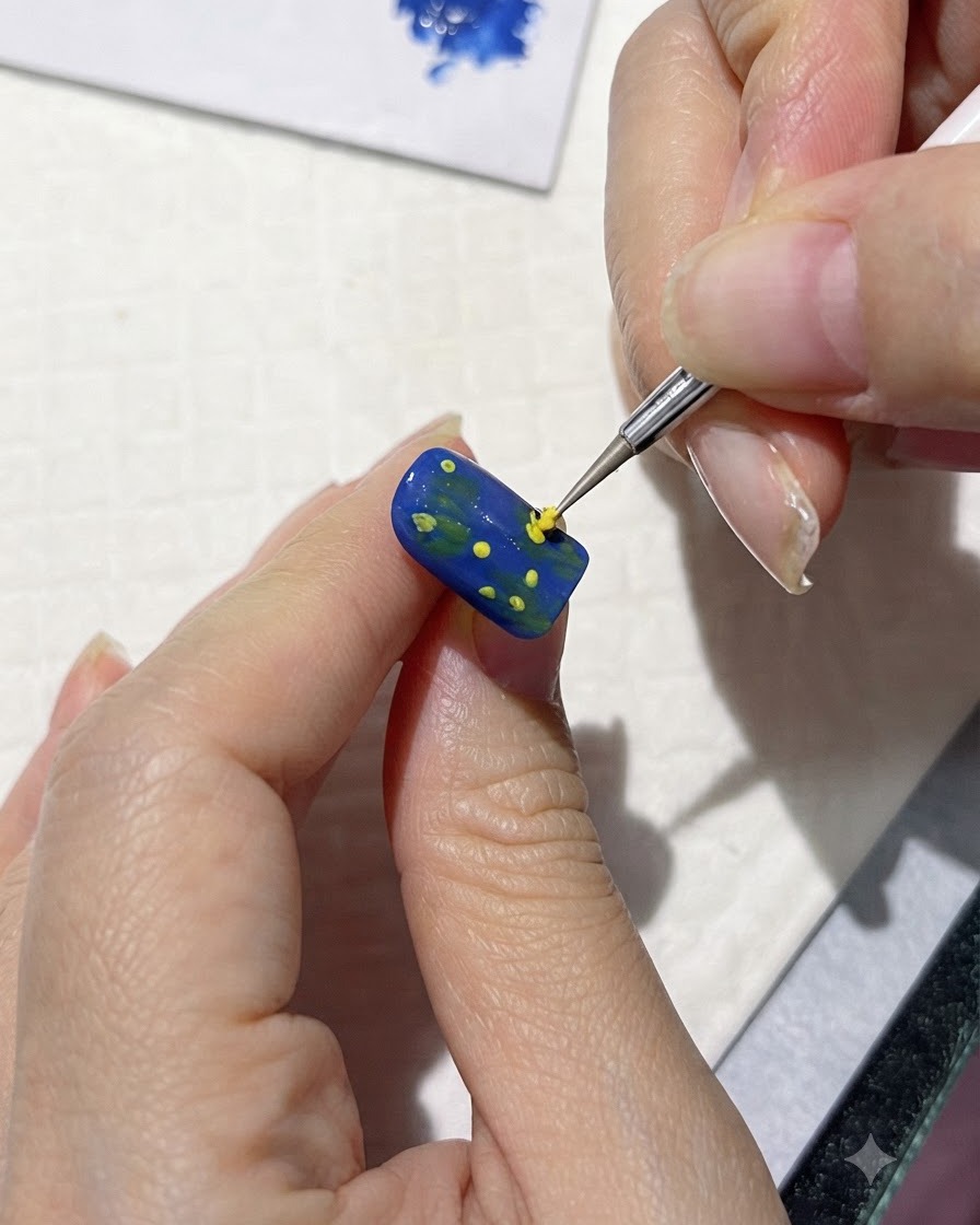 Un pincel fino pintando formas de pétalos amarillos sueltos alrededor de los puntos centrales en una uña azul.