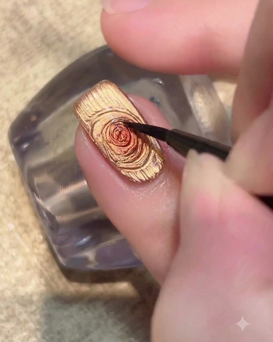 Una uña iluminada bajo una lámpara UV LED curando la capa de esmalte en gel ojo de gato dorado.