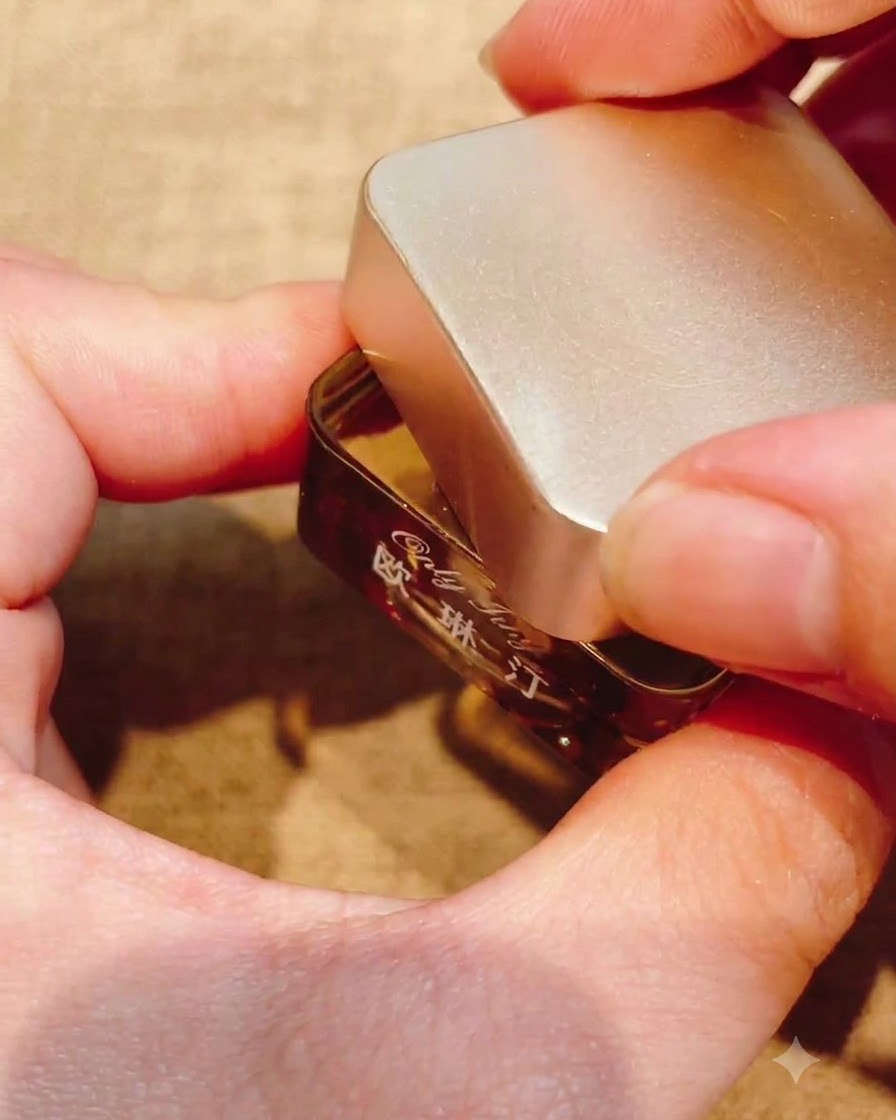 Un pincel aplicando un top coat transparente y brillante sobre un diseño de uñas texturizado.
