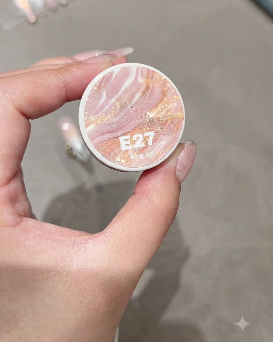Un frasco de gel Qijimiaomiao E27 sostenido en la mano.