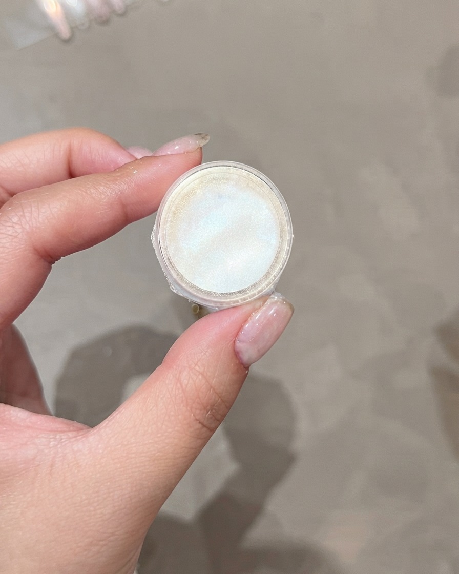 Un frasco de polvo brillante utilizado para los efectos de acabado.