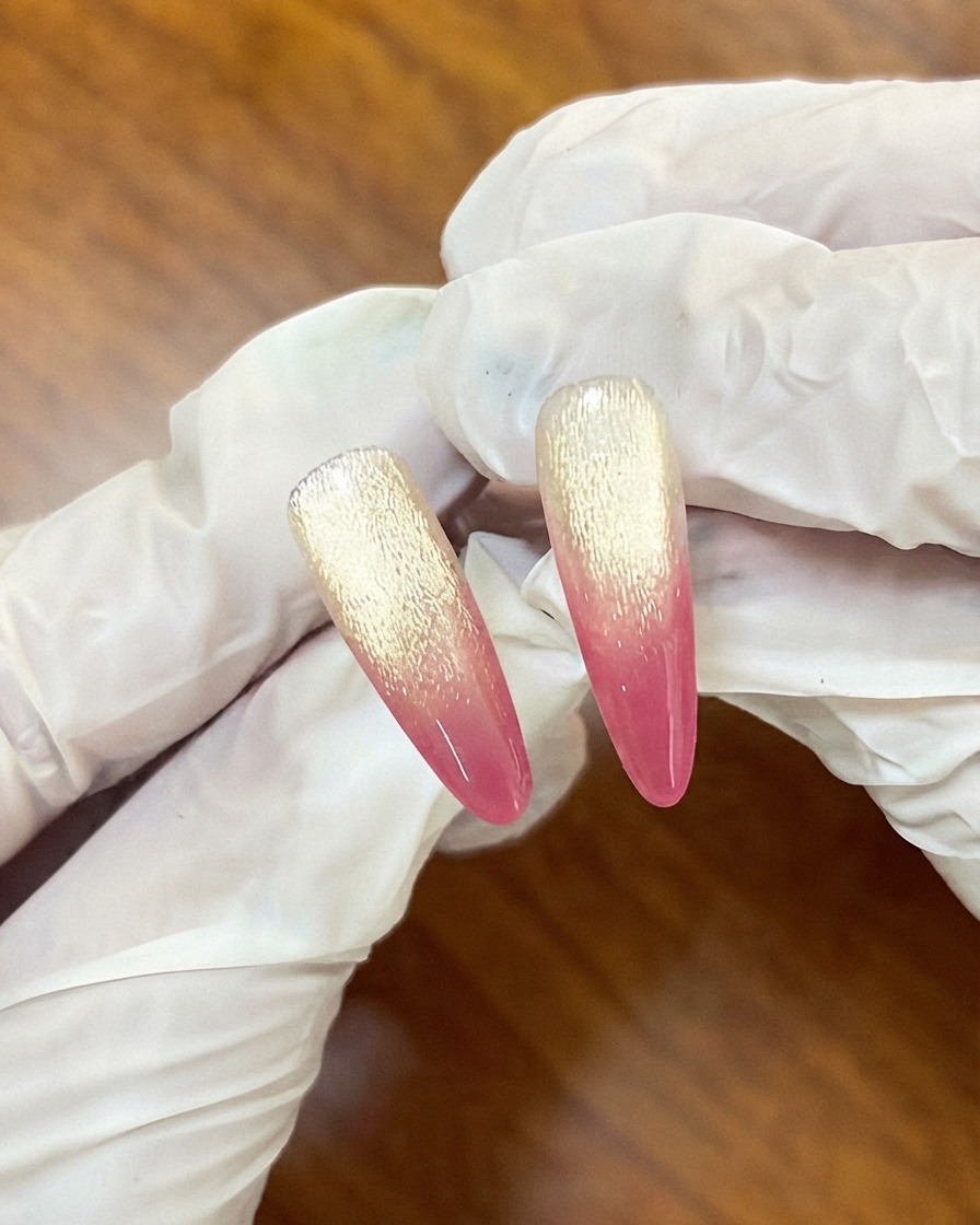 Uñas colocadas dentro de una lámpara de curado UV después de la aplicación de la primera capa de degradado.