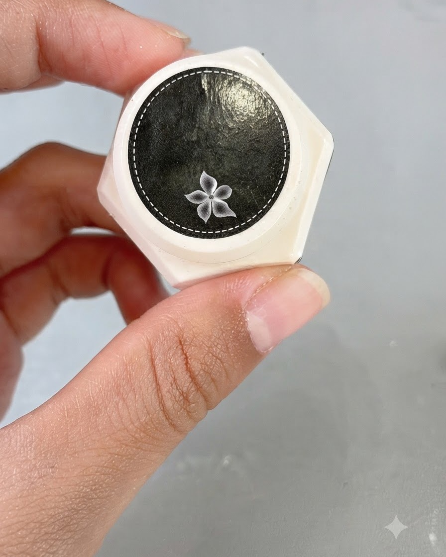 Un frasco de gel de modelado transparente con un icono de flor decorativa en la tapa.