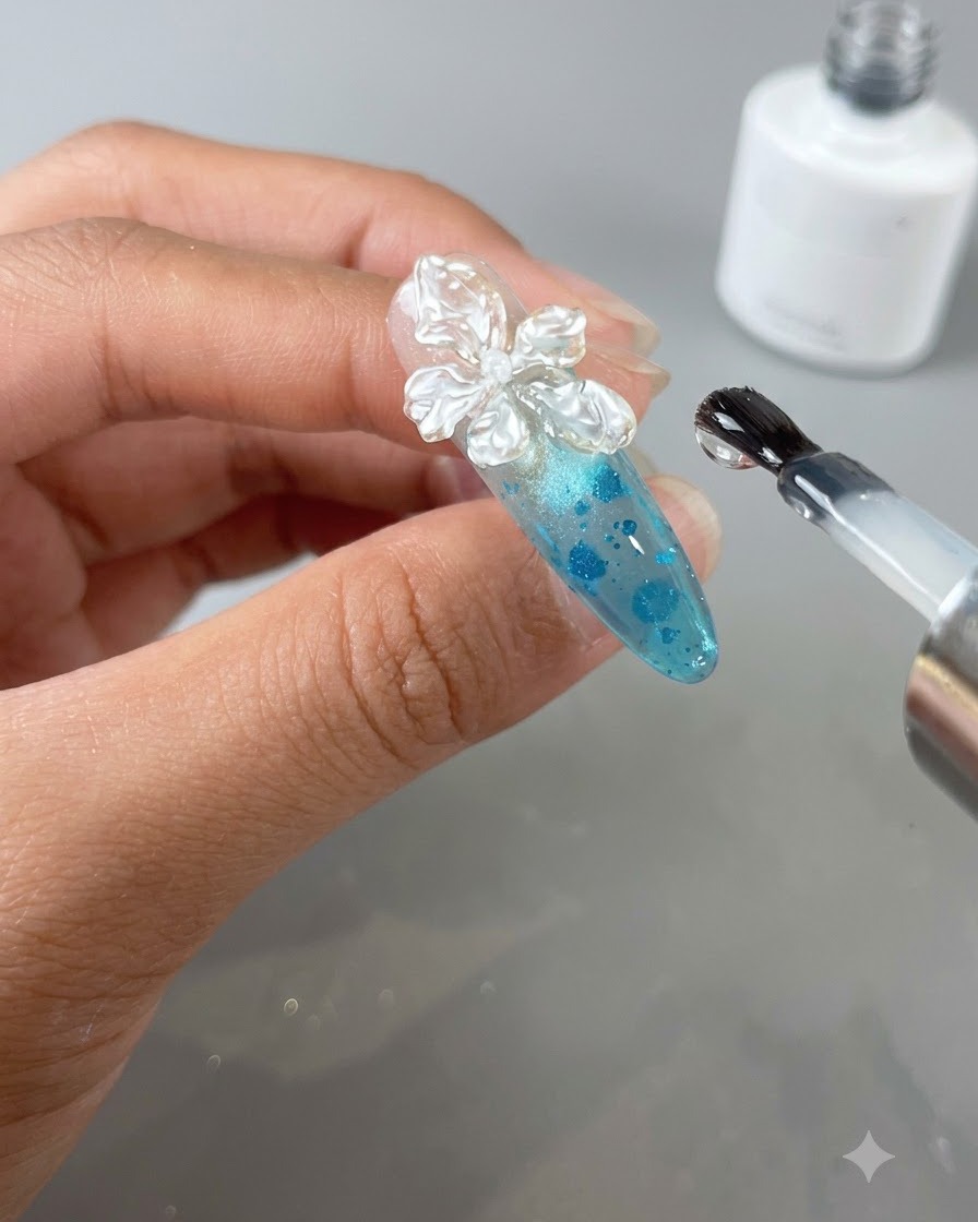 Un primer plano de una uña decorada siendo curada dentro de una lámpara de uñas UV/LED.