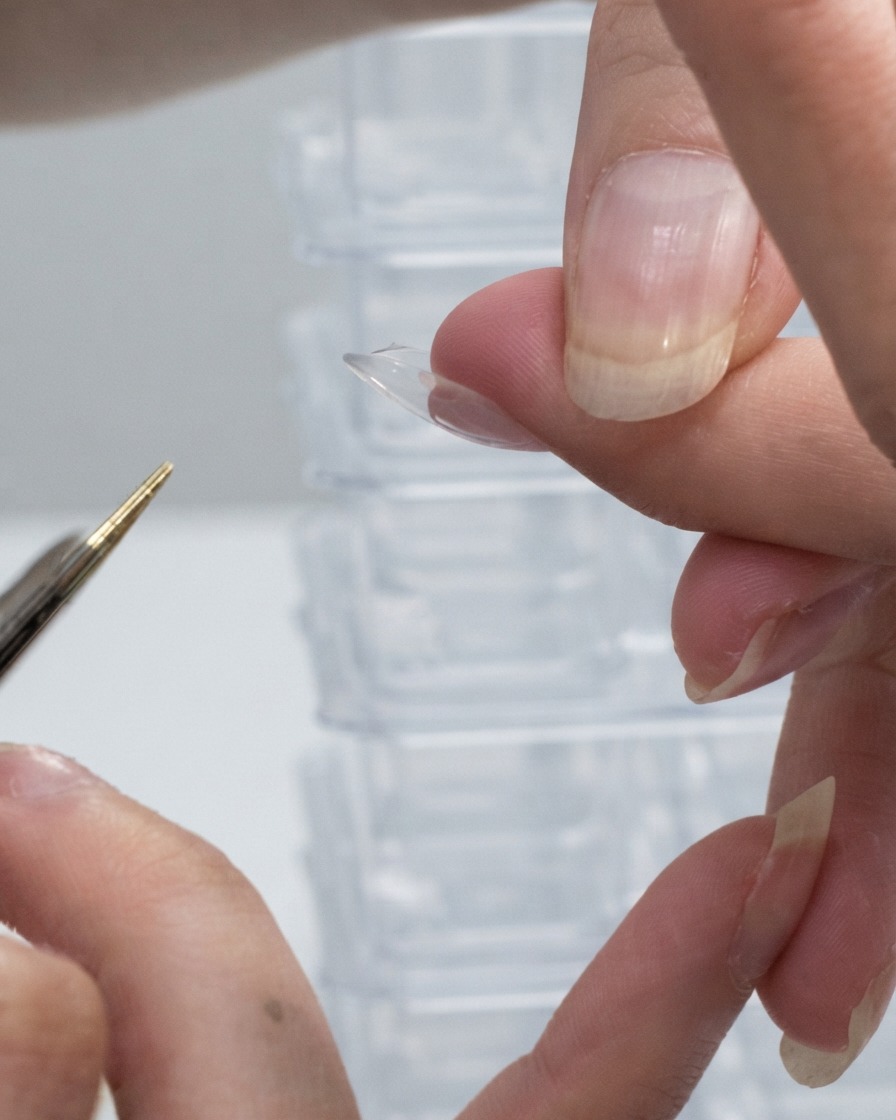 Un dedo invertido brevemente para nivelar el gel de construcción y crear una estructura de ápice natural.