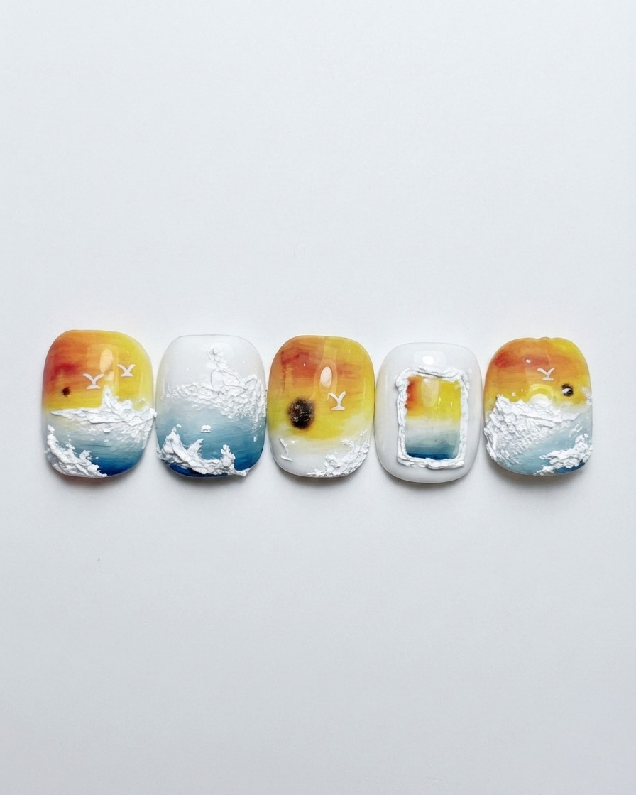 Una almohadilla de limpieza limpiando la capa de inhibición de una uña curada con esmalte en gel.