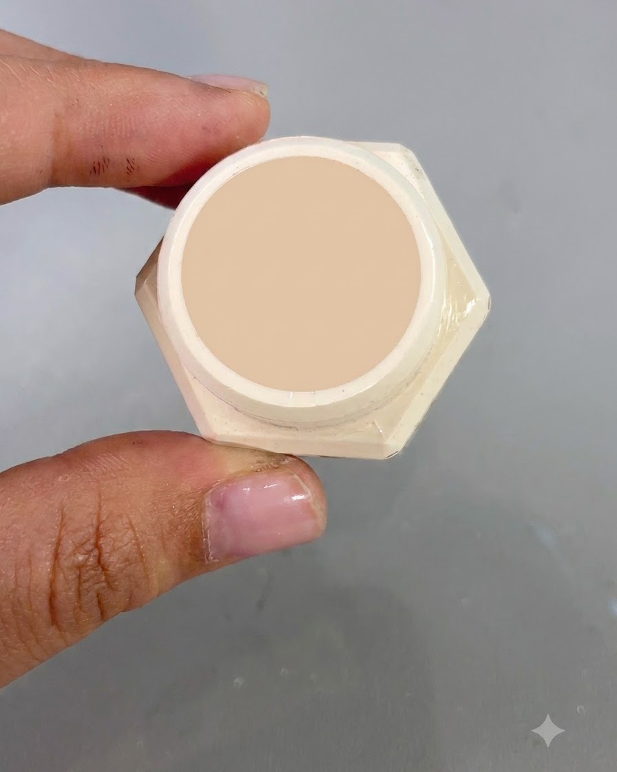 Un frasco abierto de gel dorado claro fluido número 2 mostrado de cerca frente a un fondo de uñas.