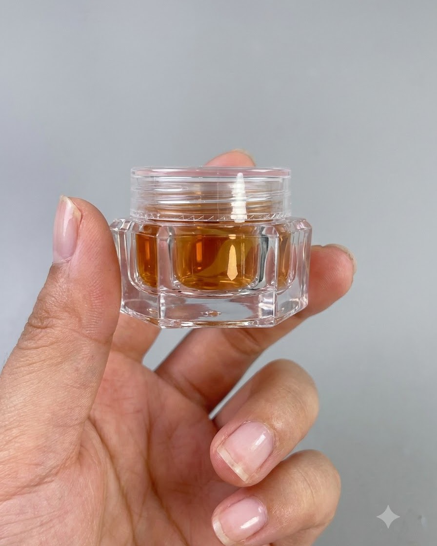 Un frasco pequeño de gel de vidrio ámbar de alta transparencia número 9 sostenido en una mano.