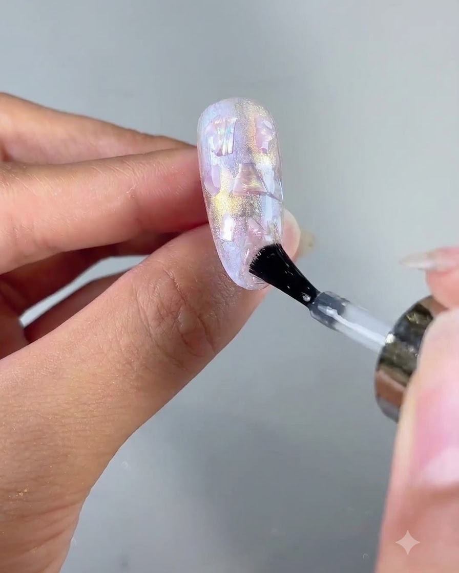 Superficie de uña curándose bajo una lámpara de curado de gel UV o LED.