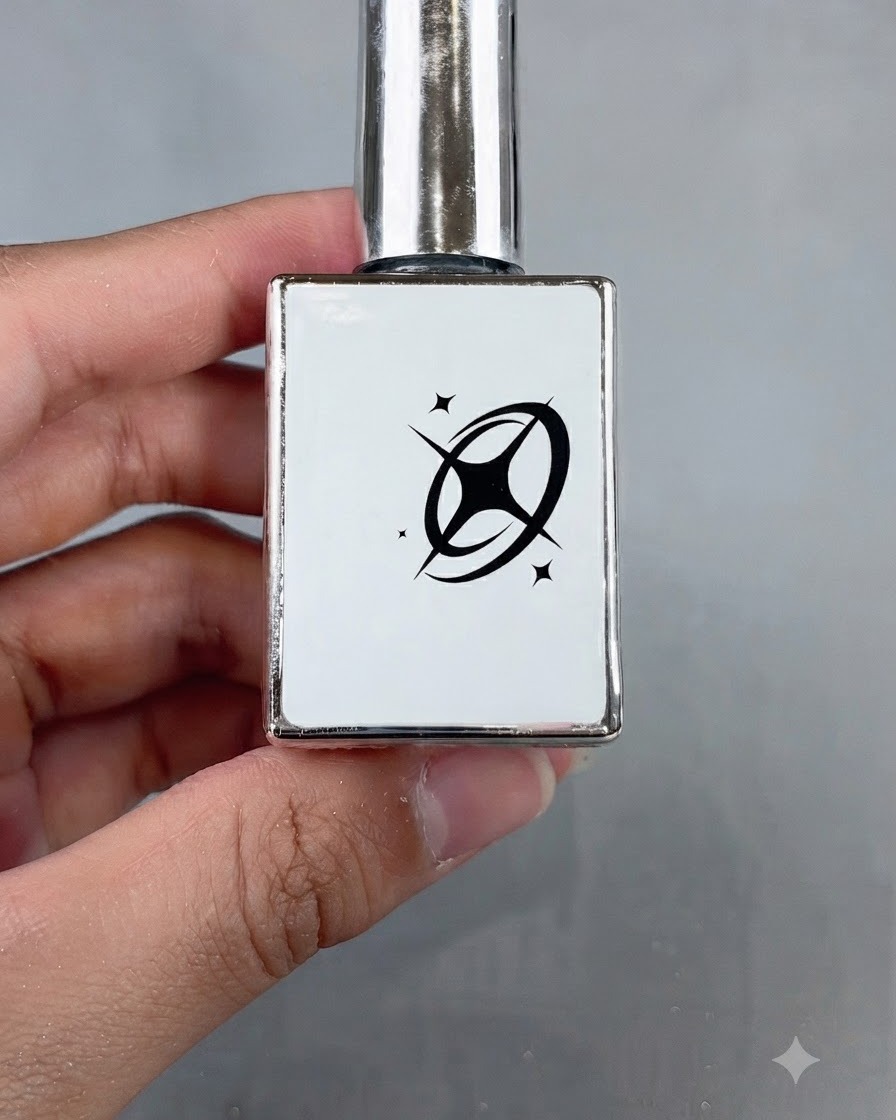 Un frasco de gel autonivelante blanco lechoso sostenido en la mano, listo para su aplicación.