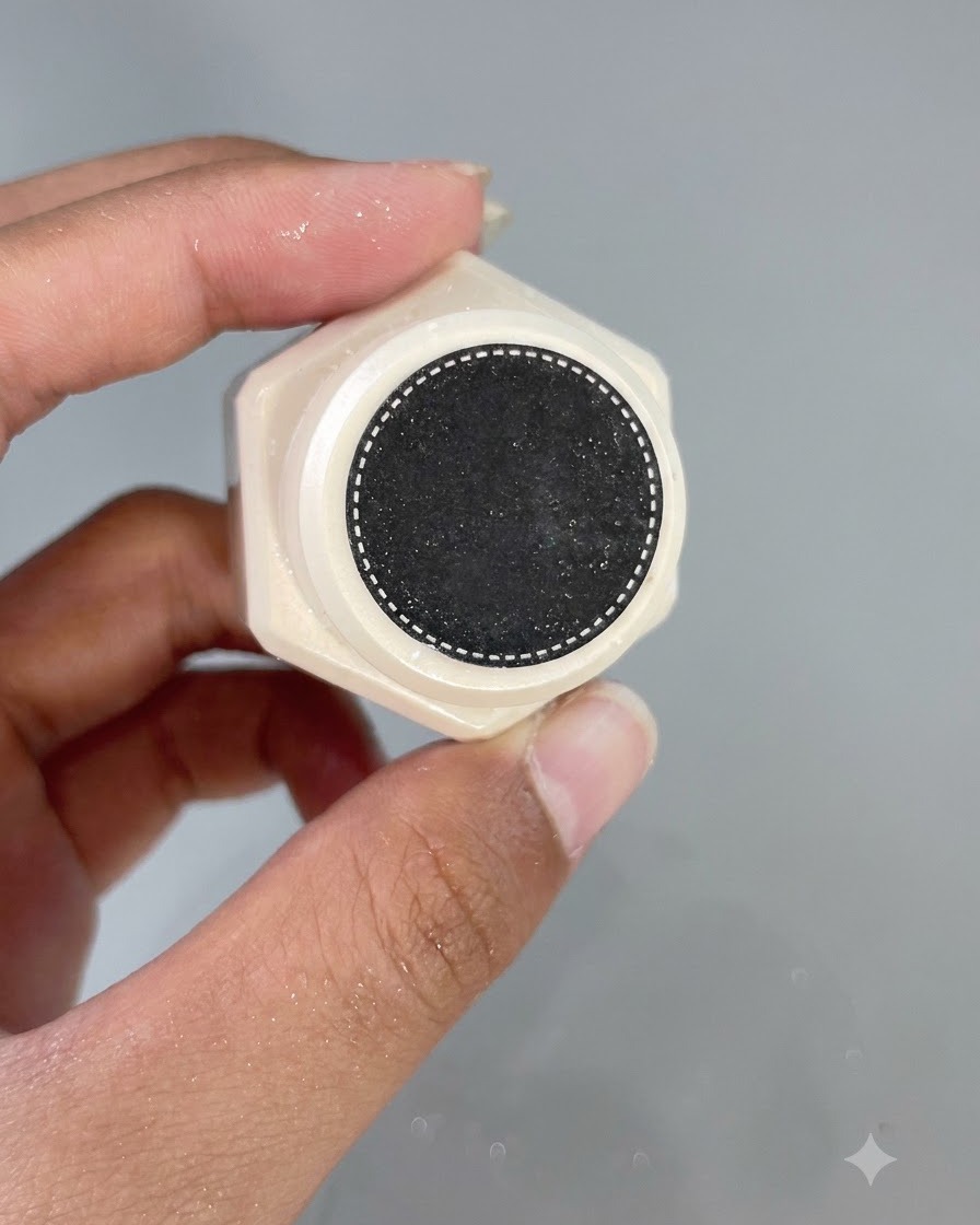 La tapa inferior de un frasco de esmalte en gel que muestra un patrón texturizado detallado.