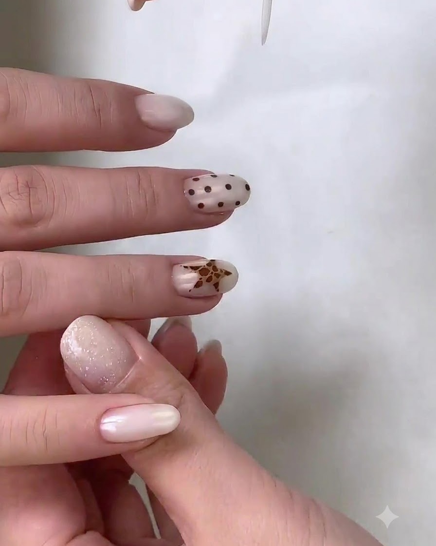 Un pincel delineador fino agregando detalles intrincados de estampado de leopardo dentro de un diseño de nail art en forma de estrella.