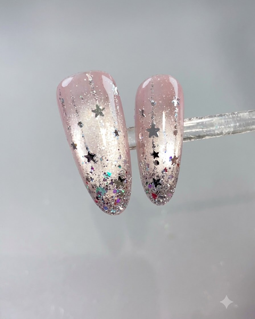 Un pincel de uñas cubriendo una uña natural con una capa suave de gel base de resina rosa claro D04.