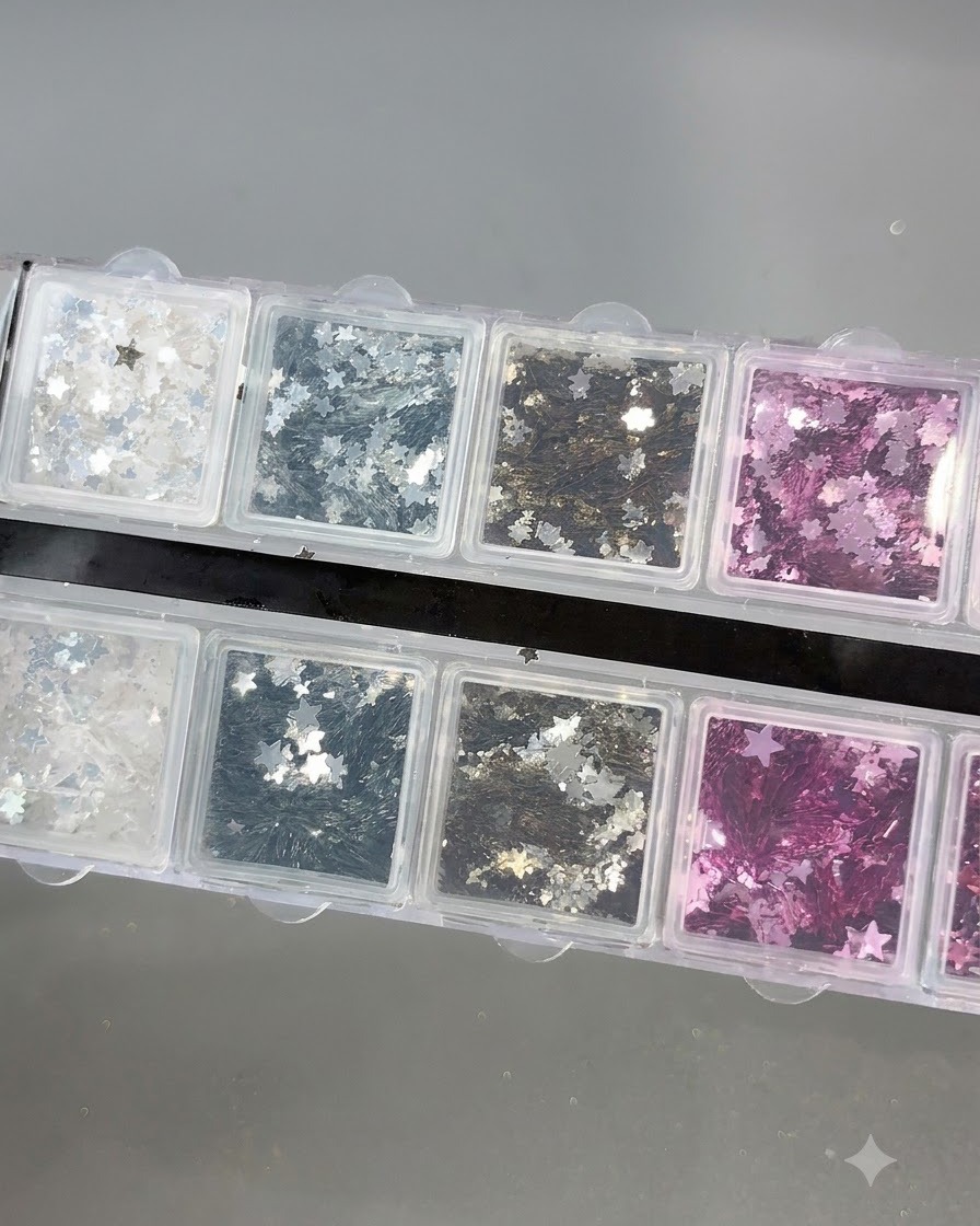 Una rueda abierta de varias formas de lentejuelas decorativas y pegatinas de estrellas.