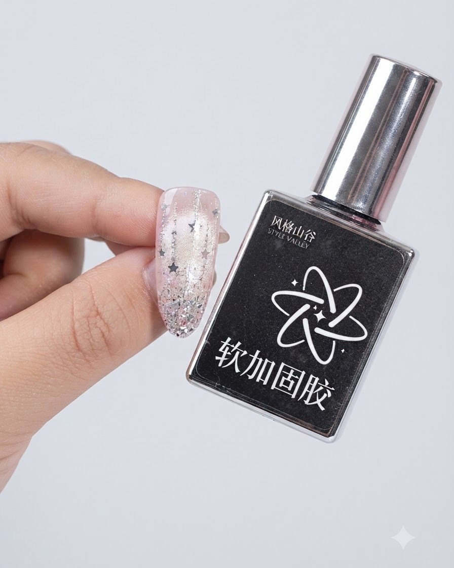 Un frasco de gel de refuerzo suave Style Valley sostenido junto a una uña decorada.