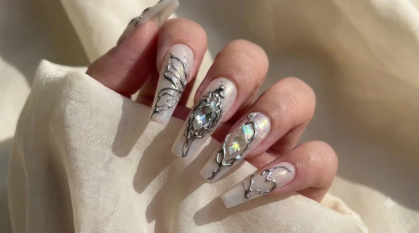 Uñas de Mariposa con Efecto Cromo Plateado y Base Blanco Lechoso — Tutorial Paso a Paso